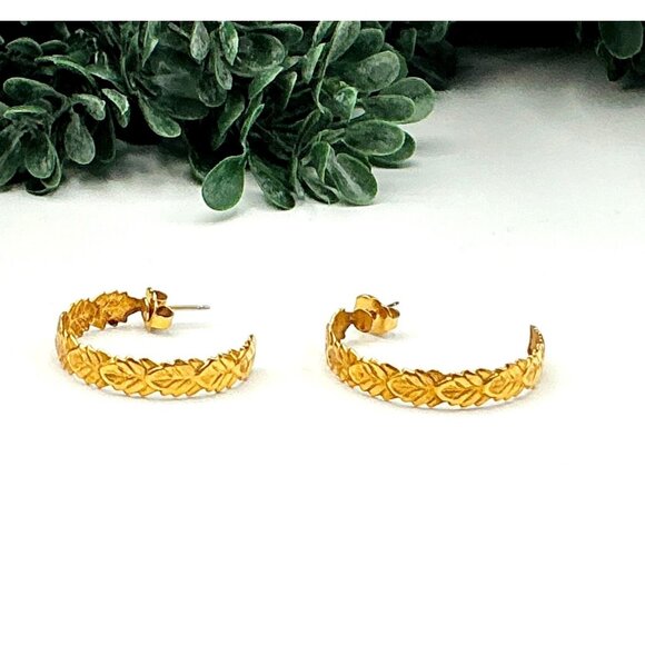 Elegant Gold-Tone Leaf Pattern Hoop Earrings - Picture 2 of 5